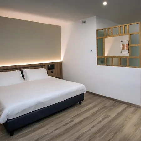 Moody Smart & Comfy Hotel