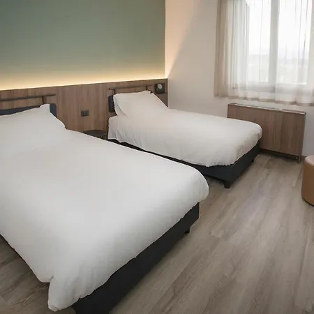 Moody Smart & Comfy Hotel